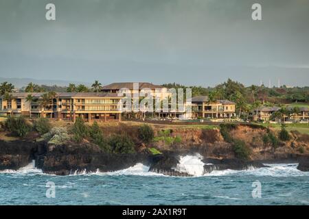 Nawiliwili, Kauai, Hawaii, USA. - 16. Januar 2020: Frühmorgendliches Licht auf Marriott Resort hinter grünem Golfplatz unter blauem grauem Himmel. Blaues Meer Stockfoto