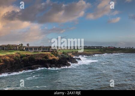 Nawiliwili, Kauai, Hawaii, USA. - 16. Januar 2020: Frühmorgendliches Licht auf Marriott Resort hinter grünem Golfplatz unter blauer Wolke. Blaues Meer Stockfoto