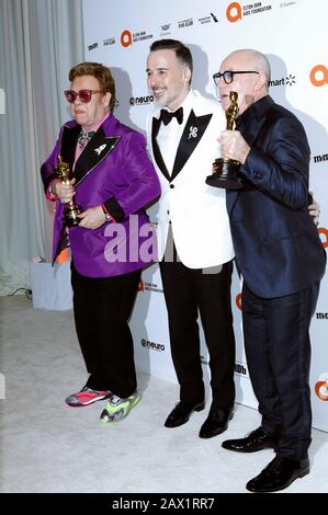 West Hollywood, USA. Februar 2020. Elton John, David Furnish und Bernie Taupin bei der 28. Academy Awards Viewing Party der Elton John AIDS Foundation im West Hollywood Park. West Hollywood, 9. Februar 2020 - weltweite Nutzung Credit: Dpa/Alamy Live News Stockfoto