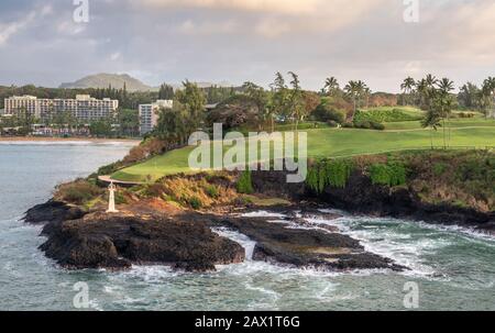 Nawiliwili, Kauai, Hawaii, USA. - 16. Januar 2020: Frühmorgendliches Licht auf dem Leuchtturm oder Leuchtturm von Kukii Point auf der Halbinsel mit schwarzem Lavafelsen und Golfkot Stockfoto