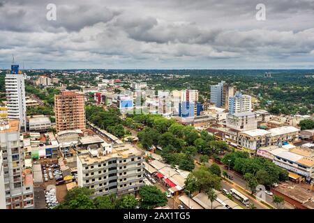 Luftaufnahme von Ciudad del Este, der zweitgrößten Stadt Paraguays, an der Grenze zu Foz do Iguacu, Brasilien. Stockfoto