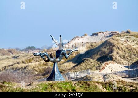 Die Gastfreundschaft der Skulpturen des Künstlers Barry Flanagan zeigt sprunghaften Hare in den Dünen in der Nähe des Zwin-Naturschutzgebietes in Knokke-Heist, Westflandern, Belgien Stockfoto