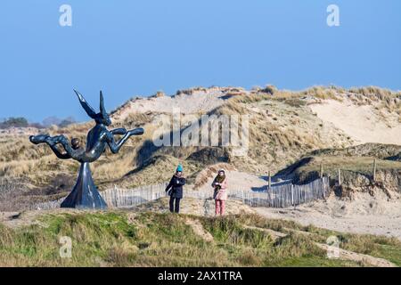 Die Gastfreundschaft der Skulpturen des Künstlers Barry Flanagan zeigt sprunghaften Hare in den Dünen in der Nähe des Zwin-Naturschutzgebietes in Knokke-Heist, Westflandern, Belgien Stockfoto