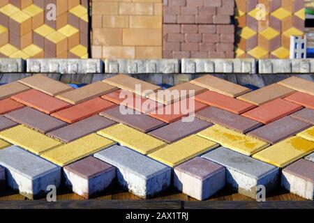 Pflastersteine an der Baustelle. Lagerpflasterstplatten für die Verlegung des Straßenbaus. Bau von Bürgersteigen. Stockfoto