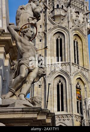 Skulptur des Heiligen Sebastian, Teil der Dreifaltigkeitssäule, Platz der Heiligen Dreifaltigkeit, im Hintergrund Mátyás-Kirche, Budapest, Ungarn, Europa. Stockfoto