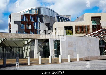 Fassade des schottischen Parlamentsgebäudes von Holyrood in Edinburgh, Architekt Enric Miralles Stockfoto