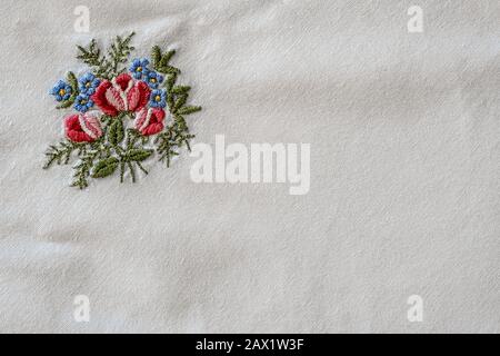 Weiße Baumwoll-Qualität mit handbestickten Rosen und vergessen Sie mich nicht Stockfoto
