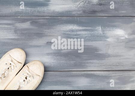 Schmutzig weißes Paar Turnschuhe auf blauem Holzhintergrund . Platz kopieren Stockfoto