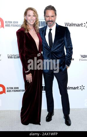 Eric McCormack mit Frau Janet Holden bei der 28. Oscarverleihung der Elton John AIDS Foundation Viewing Party im West Hollywood Park. West Hollywood, 9. Februar 2020. Nutzung weltweit Stockfoto