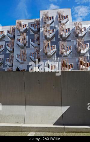 Fenster außerhalb des schottischen parlamentsgebäudes "Holyrood" in Edinburgh, Architekt Enric Miralles Stockfoto