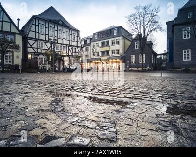 Brilon, Nordrhein-Westfalen/Deutschland - 10. Februar 2020: Briloner Altstadt im Winter aus geringer Perspektive. Nasse Kopfsteinpflaster Stockfoto