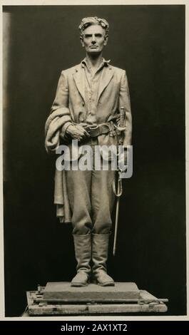 1930 Ca, USA: Der Präsident der USA, ABRAHAM LINCOLN (* 1809; † 1865), eine Skulptur von Abraham Lincoln, voller Länge, stehend, vorne, als Kapitän in der Miliz, Ca. 182 . Statue des ' Kapitäns Lincoln - 1832 ' von Leonard Crunelle, enthüllt in Dixon, Illinois, 24. September, 1930.- Presidente della Repubblica - Stati Uniti - USA - Ritratto - Porträt - - Abramo - KUNST - ARTE - SCULTORE - SKULPTUR - SCULTURA - STATUA - STATUE - Denkmal - monumento - Bildhauer ---- Archivio GBB Stockfoto