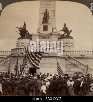 1903, SPRINGSFIELD, ILLINOIS, USA: "Kein Mensch wird weniger als einen Quadrat-Deal haben", mit Präsident Theodore Roosevelt (* 1858 in Lincoln's Tomb, Springfield, Illinois, Usa-Präsident ABRAHAM LINCOLN (* 1809 in Lincoln; † 1865).Statue und GRAB von Abraham Lincoln auf dem National Lincoln Monument, Oak Ridge Cemetery, Springfield, Ill - Presidente della Repubblica - Stati Uniti - USA - Ritratto - Porträt - Abramo - KUNST - ARTE - SCULTORE - SKULPTUR - SCULTURA - STATUA - STATUE - Denkmal - monumento - Bildhauer - TOMBA - monumento funebre --- Archivio GBB Stockfoto