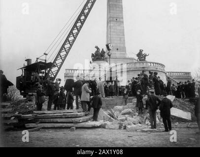 1901 , 30. april, SPRINGSFIELD, ILLINOIS, USA: Große Menschenmenge, die Kranhubkasten beobachtet, die Abraham Lincoln Körper über Grab vor dem Lincoln Memorial in Springfield enthält. Der Präsident der USA, ABRAHAM LINCOLN (* 1809; † 1865). Grab von Abraham Lincoln auf dem National Lincoln Monument, Oak Ridge Cemetery, Springfield, Ill - Presidente della Repubblica - Stati Uniti - USA - Abramo - KUNST - ARTE - SCULTORE - SKULPTUR - SCULTURA - STATUA - STATUE - Denkmal - monumento - Bildhauer - TOMBA - monumento funebre - riesumazione bara - Sarg ---- Archivio GBB Stockfoto