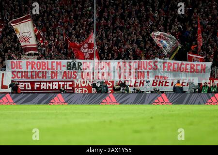 München, Deutschland. Februar 2020. Firo: 09.02.2020, Fußball, 1.Bundesliga, Saison 2019/2020, FC Bayern München - RB Leipzig 0:0, FC Bayern München, FCB, Bayern, München, Fans, Schal, Fahnen, Banner, Nutzung Worldwide Credit: Dpa/Alamy Live News Stockfoto