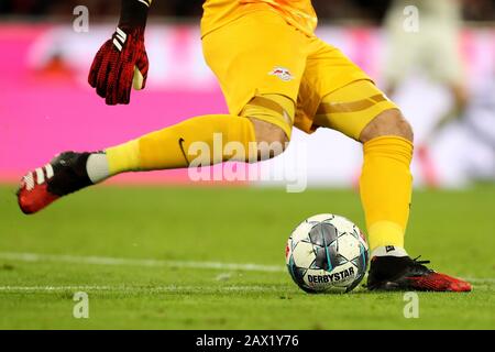 München, Deutschland. Februar 2020. Firo: 09.02.2020, Fußball, 1.Bundesliga, Saison 2019/2020, FC Bayern München - RB Leipzig 0:0, Peter Gulacsi, RB Leipzig, PitchBallsport, Halbfigur, Derbystar, Nutzung Worldwide Credit: Dpa/Alamy Live News Stockfoto