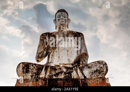 Riesige Buddhastatue, Wat Ek Phnom Tempel, Battambang, Kambodscha. Stockfoto