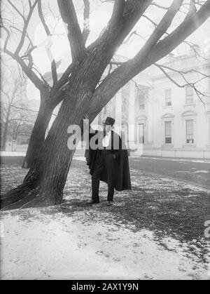 1922, 9. februar, WASHINGTON, DC, USA: Der Schauspieler Theodore Hardy als Lincoln im Weißen Haus. Der Präsident der Vereinigten Staaten, ABRAHAM LINCOLN (* 1809 in Abramo; † 1865 in Presidente della Repubblica, Stati Uniti, USA; Ritratto - Abramo - CASA BIANCA - Albero - Bäume - alberi - Giardino - Garten - THEATER - Imitator - Sosia - Imitatore -- Archivio GBB Stockfoto