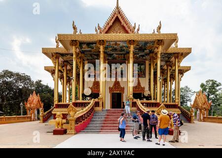 Touristen, Die Den Wat Ek Phnom Tempel, Battambang, Kambodscha Besuchen. Stockfoto