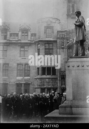 1920 , LONDON , GROSSBRITANNIEN : Die Statue des Präsidenten der Vereinigten Staaten ABRAHAM LINCOLN (* 1809; † 1865), die Widmungsübungen am MEMORIAL DAY durchführen. Es ist eine Kopie der Skulptur von Augustus Saint-Gaudens im Lincoln Park, Chicago. Es wurde 1920 in Westminster, Parliament Square, enthüllt. - Presidente della Repubblica - Stati Uniti - USA - Ritratto - Abramo - GRAND BRETAGNA - MONUMENTO - STATUA - STATUE - LONDRA --- Archivio GBB Stockfoto