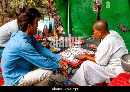 Ein Fortune Teller und Kunden Im Wat Sampeau (Phnom Sampeou), Battambang, Kambodscha. Stockfoto