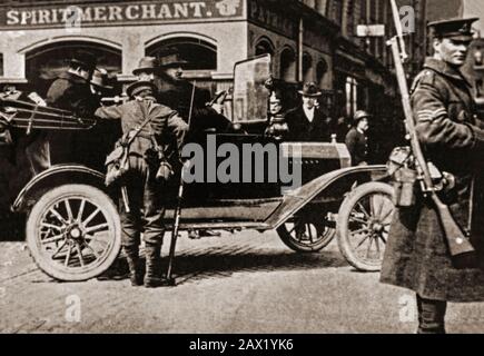 Ein militärischer Kontrollpunkt in Dublin City, mit Soldaten, die nach dem Osteraufstand von 1916 Autos auf Waffen und republikanische flüchtige überprüfen. Stockfoto