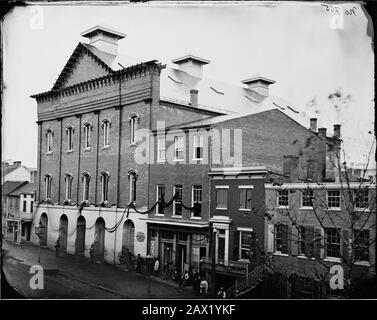 1865, Washington, DC, USA: Ford Theatre, in dem Lincoln ermordet wurde, 14. April 1865 . Der Präsident der USA, ABRAHAM LINCOLN (* 1809; † 1865). Fords Theater mit Wachen, die am Eingang des Attentats gepostet wurden und aus Fenstern für den Tod des Präsidenten drapiert wurden - Presidente della Repubblica - Stati Uniti - USA - Abramo - Assassinio - Killer - Assassinio - Omicidio - Amicidio - Attentato - THEATER - TEATRE - Theater ---- Archivio GBB Stockfoto