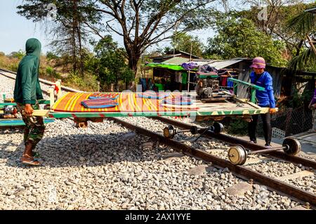 Eisenbahnarbeiter, Die Den Zug Für Die Rückfahrt Umfahren, Die Bamboo Railway (Norry), Battambang, Kambodscha. Stockfoto