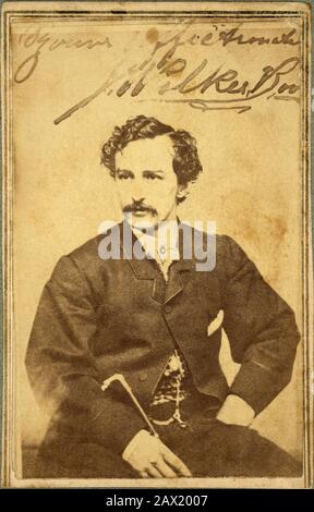 1865 : Der Schauspieler John Wilkes Booth (* um 1835-1865 in New York, USA), der Mörder von Abraham LINCOLN (Big South Fork, KY, 1809 - Washington 1865). Ein ähnliches Porträt erscheint auch auf dem gesuchten Plakat mit einer Belohnung von 100.000 Dollar! Der Mörder unseres verstorbenen geliebten Präsidenten, Abraham, Lincoln ...'- Presidente della Repubblica - Stati Uniti - USA - Ritratto - Porträt - Cravatta - Krawatte - Kragen - Colletto - Abramo - Assassinio - Mörder - Assassinio - Omicidio - Baffi - Schnurrbart - Autografo - Autograph - Firma - Archivio GBB Stockfoto