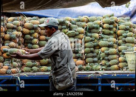 Ein Mann Verkauft Ananas Auf dem Boeung Chhouk Market, Battambang, Kambodscha. Stockfoto