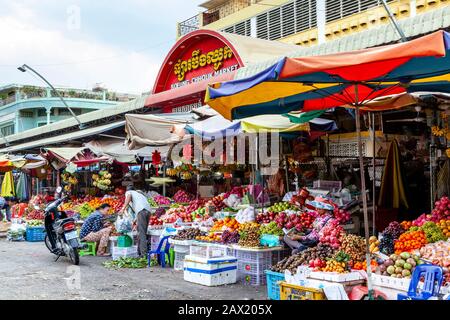 Bunte Obststände Am Boeung Chhouk Market, Battambang, Kambodscha. Stockfoto