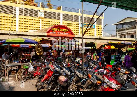 Motorräder, Die Außerhalb Von Boeung Chhouk Market, Battambang, Kambodscha Geparkt Wurden. Stockfoto