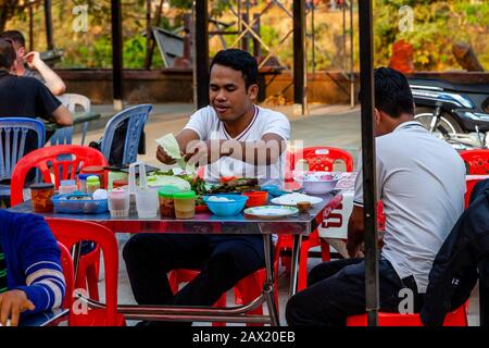 Lokale Leute Essen In EINEM Riverside Restaurant, Battambang, Kambodscha. Stockfoto