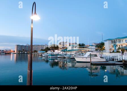 Ruhiges Wasser des Jachthafens in der Dämmerung in Lucaya, dem Vorort der Freeportstadt auf der Insel Grand Bahama. Stockfoto