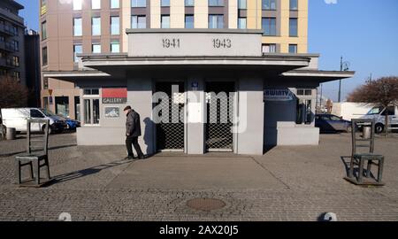 Krakauer. Krakow. Polen. Ehemaliges Krakauer Ghetto im Bezirk Podgorze. Der Ghetto-Heldenplatz mit der Gedenkstätte in Form von skulptierten Stühlen. Stockfoto