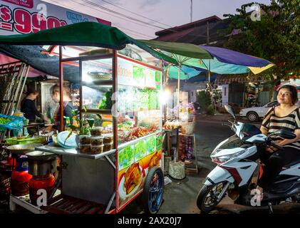 Street Food Zum Verkauf Auf Dem Nachtmarkt, Battambang, Kambodscha. Stockfoto