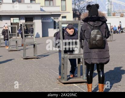 Krakauer. Krakow. Polen. Ehemaliges Krakauer Ghetto im Bezirk Podgorze. Der Ghetto-Heldenplatz mit der Gedenkstätte in Form von skulptierten Stühlen. Stockfoto