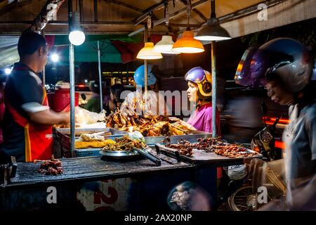 Street Food Zum Verkauf Auf Dem Nachtmarkt, Battambang, Kambodscha. Stockfoto