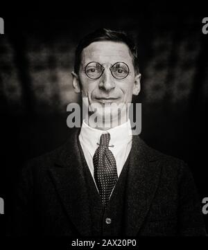 Ein Porträt von Éamon de Valera aus dem Jahr 1922 (1882-1975), alias dev, prominenter Staatsmann und politischer Führer im Irland des 20. Jahrhunderts. Vor seiner politischen Karriere war er als Commandant während des Osteraufstiegs von 1916 tätig. Er wurde zum Tode verurteilt, aber vor allem wegen der öffentlichen Reaktion auf die britische Hinrichtung Steigender Führer freigelassen. Er kehrte nach einer Gefängnis in England nach Irland zurück und wurde eine der führenden politischen Persönlichkeiten des Unabhängigkeitskrieges. Nach der Unterzeichnung des Anglo-Irischen Vertrags wurde de Valera bis 1926 politischer Führer der Anti-Treaty Sinn Féin, als er Fianna Fail einrichtete. Stockfoto