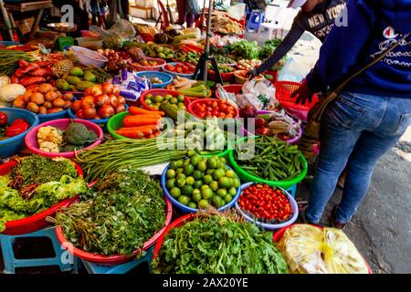 Obst und Gemüse Zum Verkauf Auf Dem Markt von Psar Nath (Zentralmarkt), Battambang, Kambodscha. Stockfoto