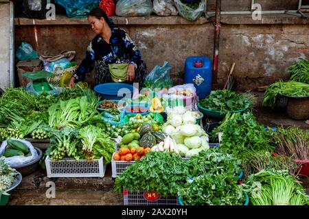 Frisches Gemüse Zum Verkauf Auf Dem Markt Von Psar Nath (Zentralmarkt), Battambang, Kambodscha. Stockfoto