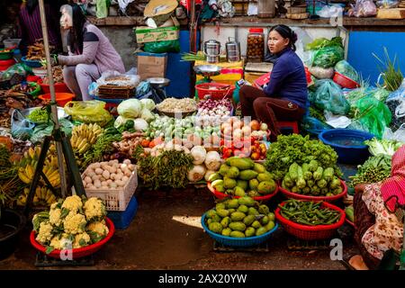 Obst und Gemüse Zum Verkauf Auf Dem Markt von Psar Nath (Zentralmarkt), Battambang, Kambodscha. Stockfoto