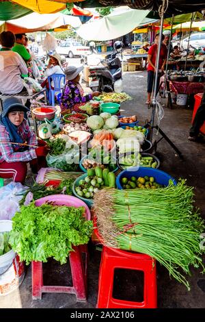 Frisches Gemüse Zum Verkauf Auf Dem Markt Von Psar Nath (Zentralmarkt), Battambang, Kambodscha. Stockfoto