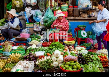 Obst und Gemüse Zum Verkauf Auf Dem Markt von Psar Nath (Zentralmarkt), Battambang, Kambodscha. Stockfoto