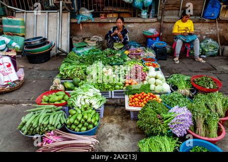 Frisches Gemüse Zum Verkauf Auf Dem Markt Von Psar Nath (Zentralmarkt), Battambang, Kambodscha. Stockfoto