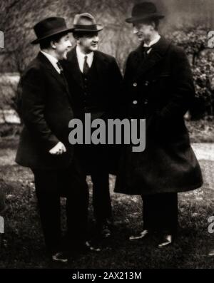 Michael Collins, Éamon de Valera und Harry Boland im Gespräch vor der Unterzeichnung des Anglo-Irischen Vertrags. Collins unterstützte den Vertrag, während Boland sich zusammen mit de Valera gegen den Anglo-Irischen Vertrag und im darauf folgenden irischen Bürgerkrieg auf die Seite der IRA gegen den Anti-Vertrag stellte. De Valera war bis 1926 politischer Führer der Anti-Treaty Sinn Féin, als er zusammen mit vielen Anhängern die Partei verließ, um Fianna Fáil zu gründen. Stockfoto