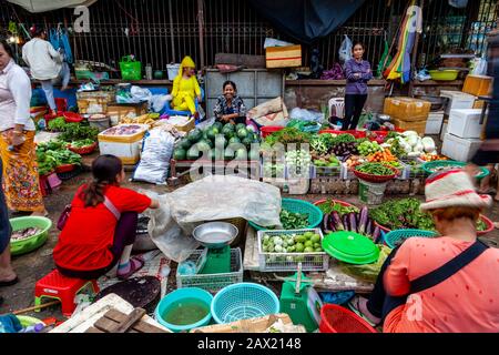 Obst und Gemüse Zum Verkauf Auf Dem Markt von Psar Nath (Zentralmarkt), Battambang, Kambodscha. Stockfoto