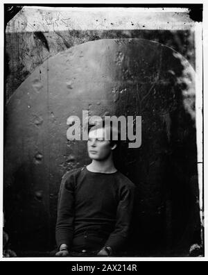 1865, Washington Navy Yard, D.C., USA: Ermordung von Präsident Lincoln. Lewis Powell war 21 Jahre alt ( alias Lewis Payne oder Paine, 1844 - 1865 ), ein Verschwörer, der an Bord des Monitors USS Saugus unter Führung war. Foto von Alexander GARDNER (* um 181-1882 in London). Der Präsident der USA, ABRAHAM LINCOLN (* 1809; † 1865). Lewis Thornton Powell (* 22. April 1844 in New York City; † 7. Juli 1865 in New York City), versuchte erfolglos, den Außenminister der Vereinigten Staaten William H. Seward zu ermorden, und war einer von vier Personen, die wegen der Mordverschwörung von Lincoln gehängt wurden. Am 13. April trafen sich John Wilkes Booth, George Atzerodt und David Herold Stockfoto