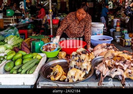 Fresh Chicken and Ducks For Sale At Psar Nath Market (Central Market}, Battambang, Kambodscha. Stockfoto