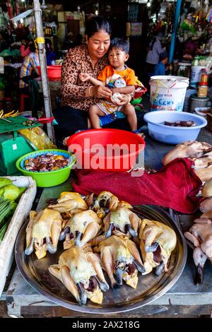 Eine Frau Vendor and Child In Psar Nath Market (Zentralmarkt), Battambang, Kambodscha. Stockfoto